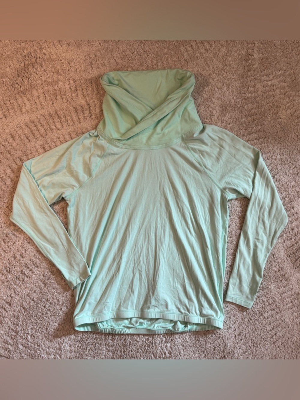Lululemon Healthy Heart cowl neck pullover w/ thumb holes in mint green EUC!!!